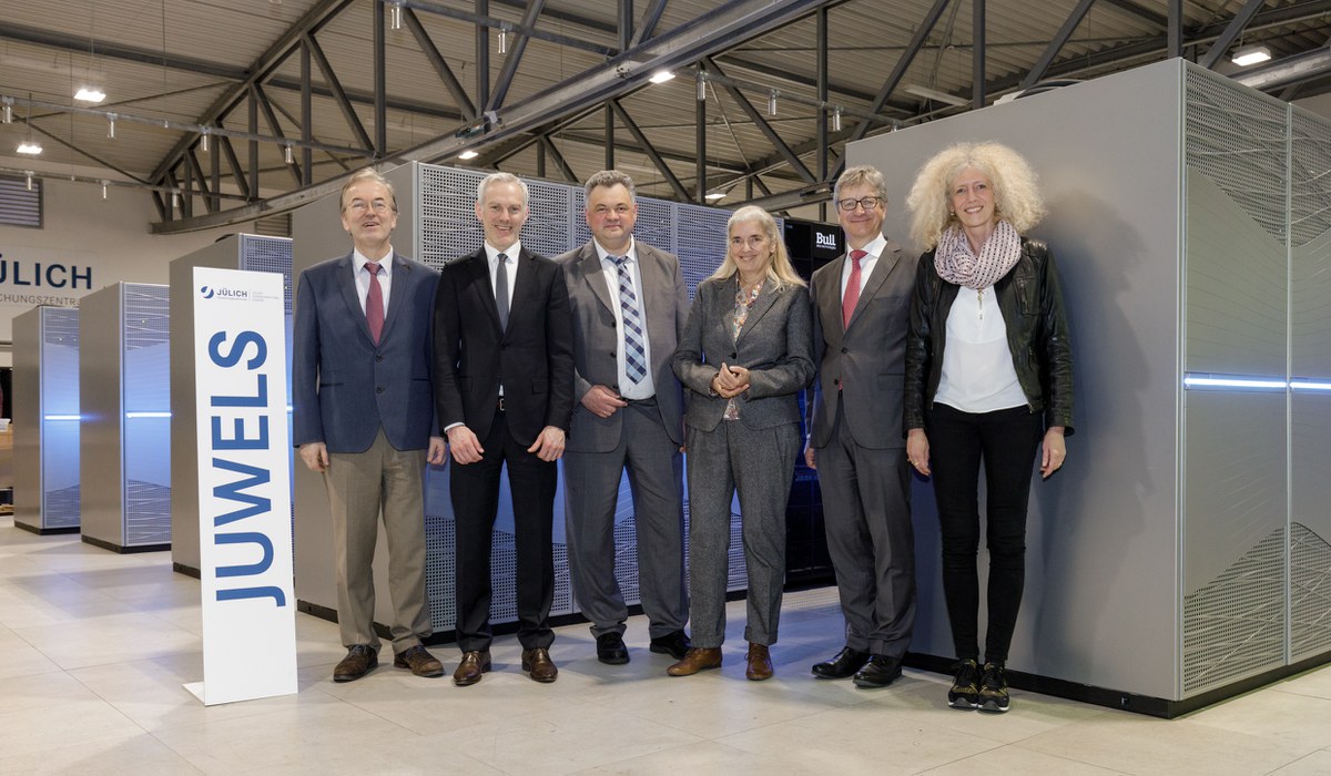 Supercomputing, Bioökonomie und Strukturwandel: Ministerin Pfeiffer-Poensgen informiert sich über Projekte am Forschungszentrum Jülich