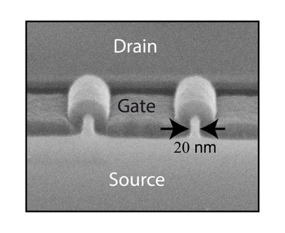 Rasterelektronenmikroskop-Aufnahme: Nanodraht-Transistor mit 20 Nanometer Durchmesser