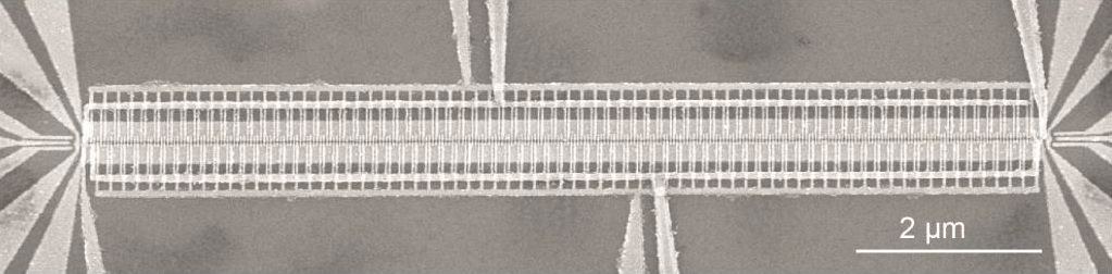 Elektronenmikroskopische Aufnahme eines 10 Mikrometer langen Quantenbusses.