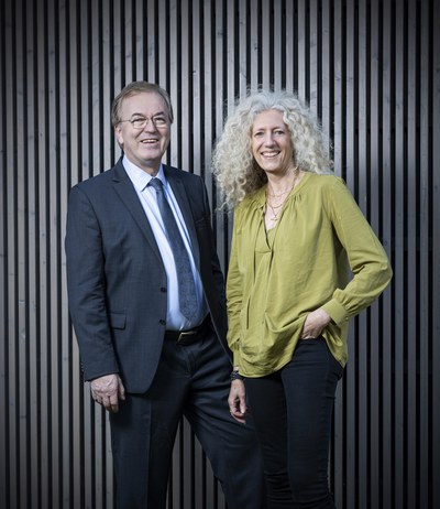 Prof. Thomas Lippert und Prof. Kristel Michielsen vor dem neuen JUNIQ-Gebäude